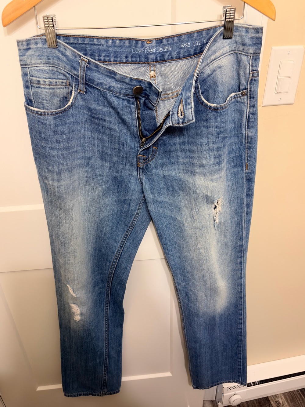 Calvin Klein Men’s Washed Light Blue tapered Jeans 33W x 32L
